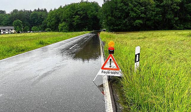 Laut Bürgermeister Florian Zindeler ist die Straße zwischen Liggersdorf und Sentenhart wegen einer Überflutung gesperrt.