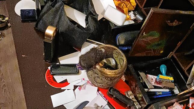 Hier waren Einbrecher am Werk und suchten nach Wertsachen: In Claudio Meiers Wohnung herrschte Chaos, als er heim kam.