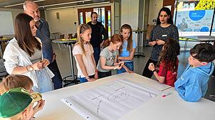 Jugendkoordinatorin Samira Bensmail (dritte von rechts) und Bürgermeister Rudolf Fluck (hinten links) sammeln im Rahmen des Kinder- und ...