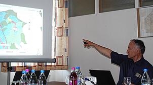Gerhard Bronner beim Vortrtag im Öfinger Ortschaftrat. Foto: Margot Hettich