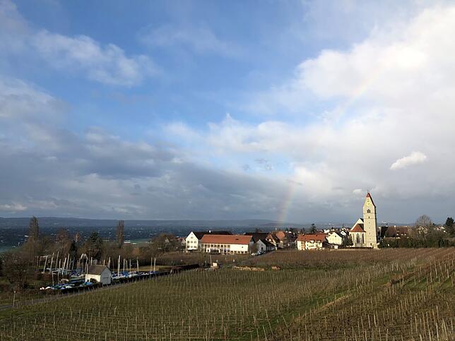 Auch in Hagnau sorgte der Sturm am Montagmorgen zunächst für eine tolle Aussicht: Ein Regenbogen war am Himmel zu sehen &ndash; umrahmt ...