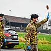 Ein Soldat mit Atemschutzmaske hält an einer Straßensperre vor der roten Zone von Turano Lodigiano eine Winkerkelle in die Höhe.