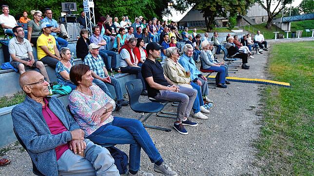 Rund 80 Gäste kamen am Donnerstag Abend zum Open-Air-Kino an der Römerbadruine, wo es Hüfinger Originale &bdquo;in Echt&ldquo; und auf ...