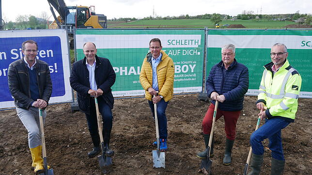 Der erste Spatenstich beim Neubaugebiet Engener Straße in Beuren an der Aach ist getan (von links): Bauingenieur Andreas Baur, OB Bernd ...