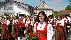 Zahlreiche Gruppen nahmen am Sonntag am großen Umzug teil. Nicht nur der Musikverein aus Zogenweiler hatte Festdamen mit dabei.