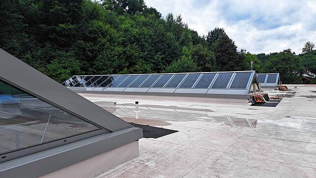 Niegelnagelneu und energetisch auf dem neuesten Stand der Technik: Die drei Oberlichter/Fesnter mit integrierten PV-Modulen auf dem Dach ...