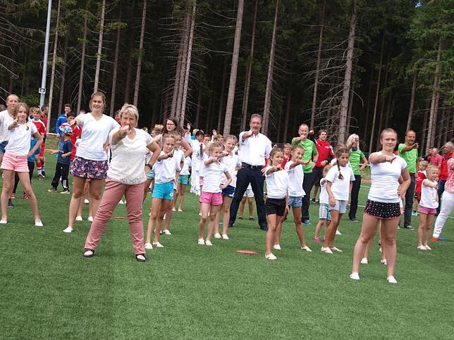 Flashmob im Waldstadion: Ein perfekter Tag für ein perfektes Fest. Der TuS Bonndorf präsentierte sich und seine Abteilungen im Juli im ...