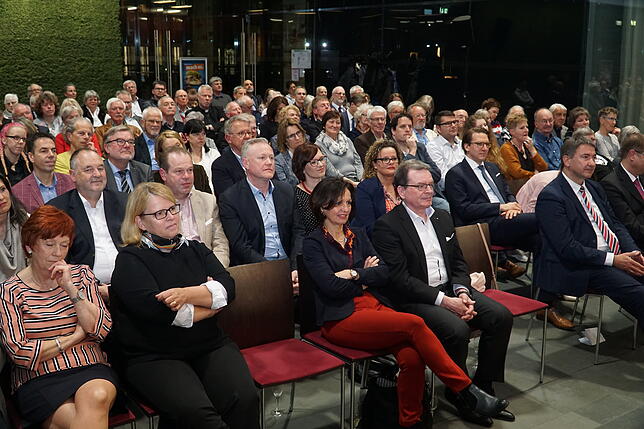 Viele Mitglieder und Freunde der Rotarier, wie auch viele Vertreter der Öffnetlichkeit und der Politik, sind der Einladung zur ...