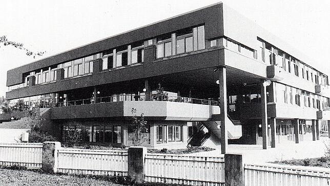 So sah die Realschule Überlingen vor 53 Jahren aus. Bereits zwei Jahre später herrschte wieder akute Raumnot und es kam in den folgenden ...