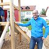 Ortsvorsteher Matthias Lohberger nutzt seinen Urlaub auch dazu, für das Gemeinwohl tätig zu sein. Das Bild zeigt ihn am neuen ...