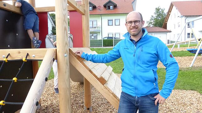Ortsvorsteher Matthias Lohberger nutzt seinen Urlaub auch dazu, für das Gemeinwohl tätig zu sein. Das Bild zeigt ihn am neuen Spielplatz.