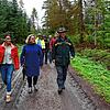 Den Dialog mit Praktikern vor Ort suchte die Bundesumweltministerin bei einer Waldexkursion im Raum Weilheim. Vordere Reihe von links: ...