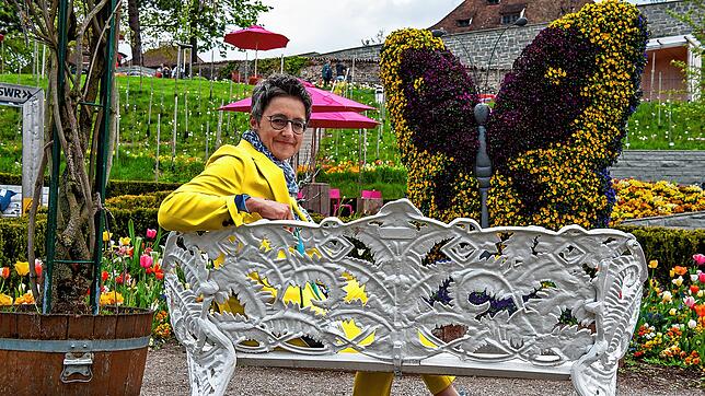 Sichtlich zufrieden ist Edith Heppeler, Geschäftsführerin der Landesgartenschau, nach der Eröffnung am Freitag. Sie sitzt hier auf einer ...
