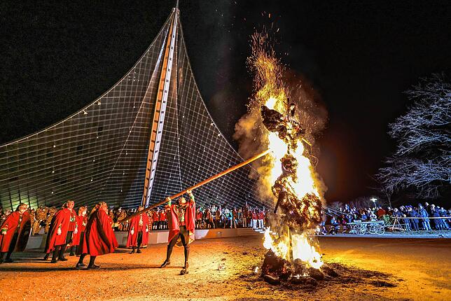 Bild 4: Flammen unterm Konzertsegel – die Narren beenden die Fastnacht