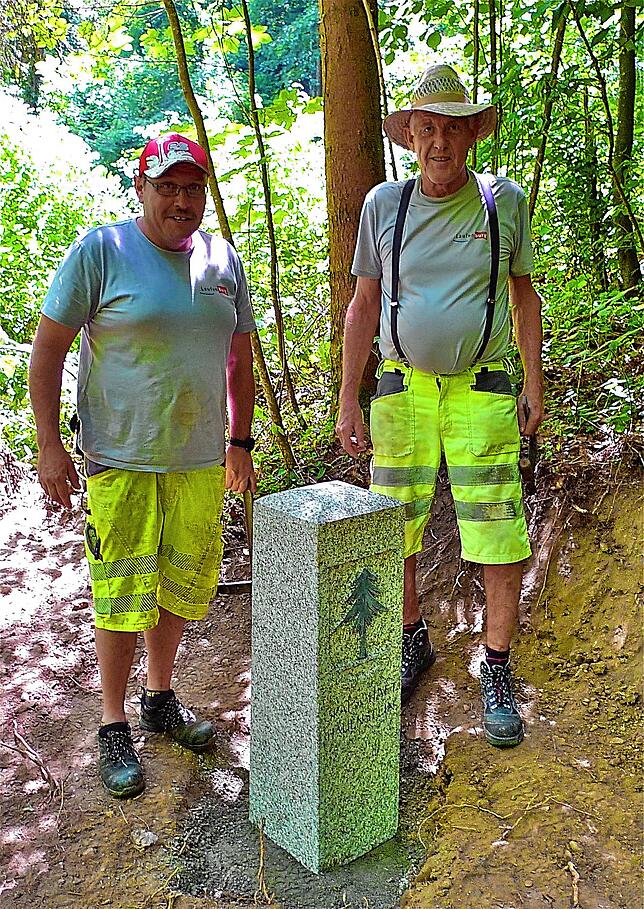 Die Laufenburger Bauhofmitarbeiter Roland Eckert (rechts) und Sascha Seitz setzen an der Enzenbachmündung einen der beiden von Gero ...