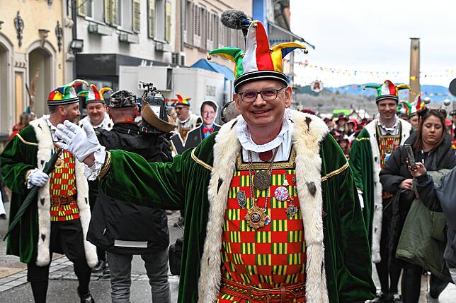 Bild 9: Erst als Pappfigur, dann live: Alle Bilder vom Tag mit Karl Lauterbach in Stockach