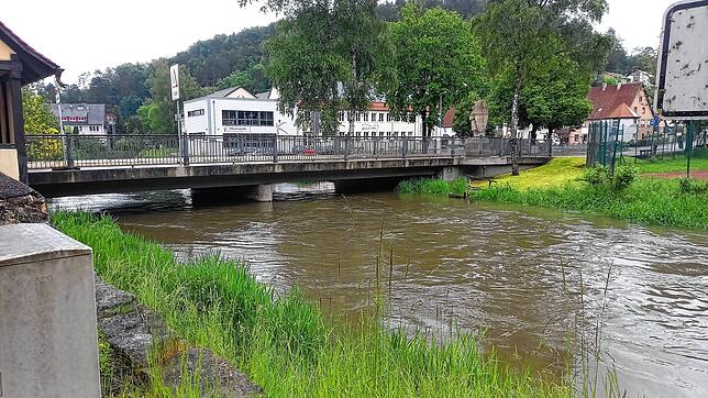 Wenige Zentimeter trennten die Lauchert in der Ortsmitte von Veringenstadt von der Brücke.