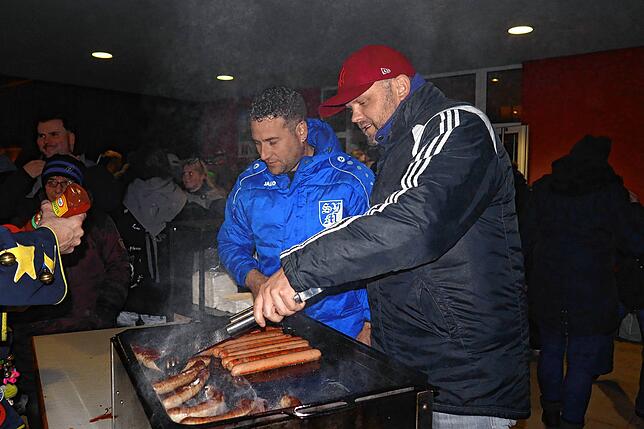 Nils Delpho und Andreas Braunagel (von links) vom Sportverein Murg grillen Würstchen für die Besucher der Proklamation.