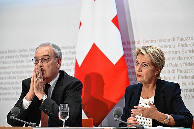 Betretene Gesichter: Bundesratschefin Karin Keller-Sutter und ihr Wirtschaftsminister Guy Parmelin erklären der Presse das Scheitern im ...