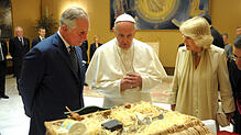 Dicke Überraschung: Prinz Charles beschenkt den Papst mit einem Picknickkorb Marke Eigenbau. Rechts Herzogin Camilla. Bild: dpa