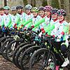 Chance für den Mountainbike-Nachwuchs: Das neue Dick Küchen Racing Team der SG Rheinfelden, trainiert von Rainer Beck (links) aus ...