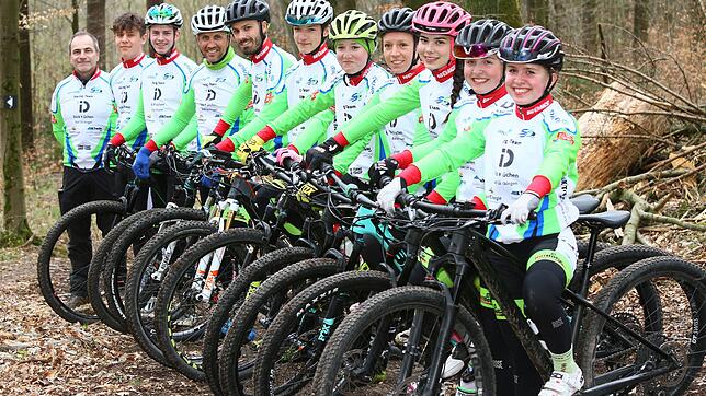 Chance für den Mountainbike-Nachwuchs: Das neue Dick Küchen Racing Team der SG Rheinfelden, trainiert von Rainer Beck (links) aus ...