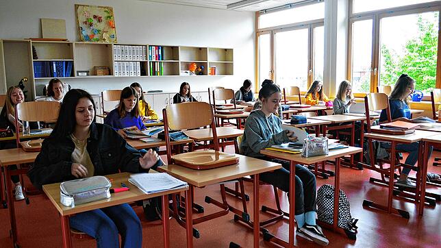 Unterricht mit Mindestabstand in der Klasse 9b: Damit die Tische zwischen den Schülern an der Mädchen- und Jungenrealschule St. ...