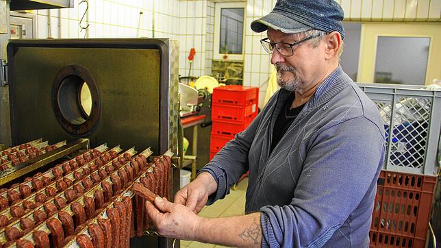 Hans-Jürgen Heitz arbeitet als Landmetzger vom alten Schlag. Seine Landjäger verkauft er seit einem guten Jahr im Automaten &ndash; ein ...