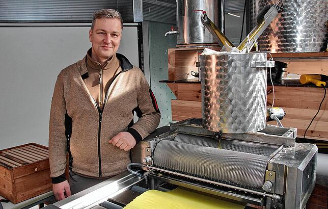 Sascha Simon aus VS-Schwenningen ist mit Bienenwachs erfolgreich. Mit seiner 50.000 Euro teuren Maschine arbeitet er das Wachs der Imker ...