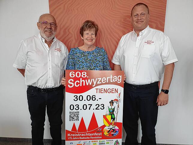 Sie freuen sich auf den 608. Schwyzertag mit Kreistrachtenfest (von links): Ehrenzunftmeister Albert Ebner, die Vorsitzende der ...