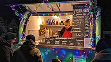 Schöner Budenzauber in Meßkirch: Die zahlreichen Verkaufsstände bieten bei der Schlossweihnacht für die zahlreichen Besucher ein ...