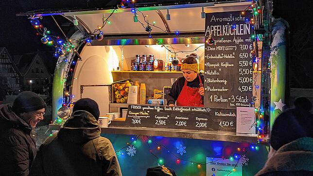 Schöner Budenzauber in Meßkirch: Die zahlreichen Verkaufsstände bieten bei der Schlossweihnacht für die zahlreichen Besucher ein ...