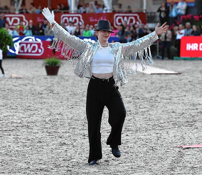 Bild 24: Zwischen Adrenalin und Tradition: Der spektakuläre Showabend beim Fest der Pferde auf den Immenhöfen