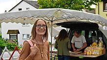 Juliane Faußer kauft auf dem Wochenmarkt ein. Dabei sagt sie dem SÜDKURIER, dass Daisendorf mehr Parkplätze brauche.