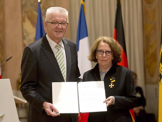 Dagmar Schmieder wurde im Jahr 2016 im Schloss Ludwigsburg von Ministerpräsident Winfried Kretschmann mit dem Bundesverdienstkreuz ...
