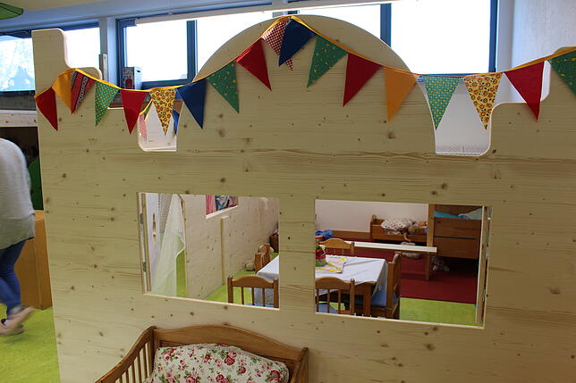 Diesen hölzernen Raumtrenner mit aufklappbaren Fensterläden hat der Bräunlinger Bauhof für den Kindergarten angefertigt.