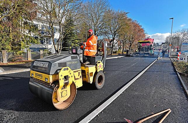 Asphaltierung Schaffhauser Straße in Hüfingen: Wenn Daniel Müller mit seiner 13 Tonnen schweren Walze den frisch aufgebrachten Asphalt ...