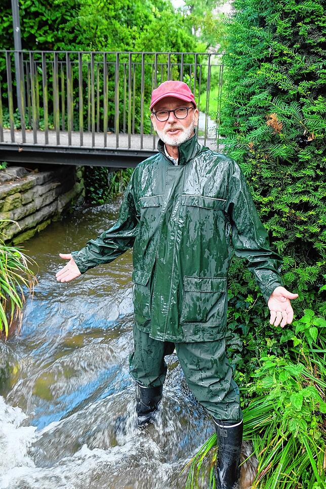 Herbert Dreiseitl im Nellenbach. Auch ein kleiner Bach kann zu einem reißenden Strom werden, wie sich vor zwei Jahren zeigte. Der ZOB ...