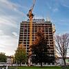 Der Telekom-Turm wird derzeit umgebaut: Wo bislang Büros waren, sollen bald schon exklusive Wohnungen entstehen.