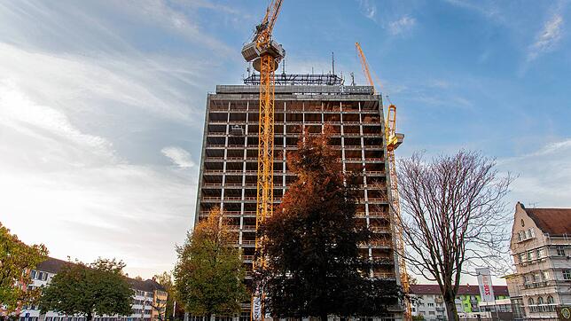 Der Telekom-Turm wird derzeit umgebaut: Wo bislang Büros waren, sollen bald schon exklusive Wohnungen entstehen.