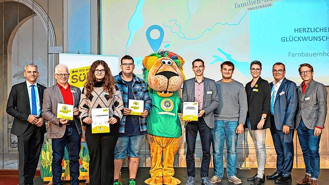 Schönwald wird als Teil der größten familienfreundlichen Ferienregion des Landes ausgezeichnet (von links): der Landtagsabgeordnete ...