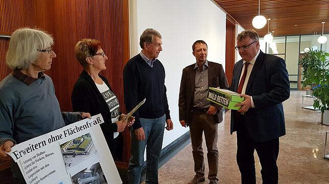 Brigitte Wallkam, Christine Kaptein und Michael Wlaka übergeben Erstem Bürgermeister Stefan Köhler und OB Andreas Brand (v.l.) 5050 ...