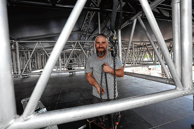 Noch einmal wird auf Klein Venedig in Konstanz die Bühne aufgebaut: Bühnenbauer Josef Fecht befestigt die Rigging für Licht und Ton vor ...