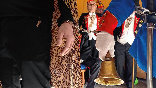 Der Bürgermeister ist dingfest gemacht. Das Tribunal kann beginnen.