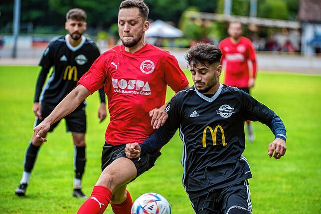 Wieder vereint: Vor einem Jahr wechselte Enes Özkan (rechts) vom FC 08 Bad Säckingen zum FC Wallbach. Nun folgt ihm Marco Ays (links) ...