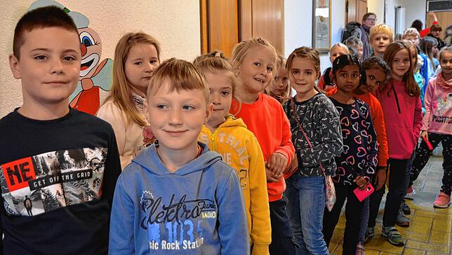 Das Kindertheater-Festival kam beim Zielpublikum sehr gut an. Hier heißt es vor einer Vorstellung in der Stadthalle erstmal Schlange stehen.