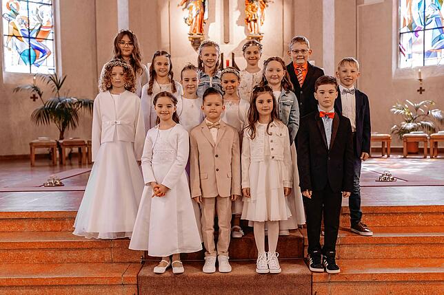 Neun Kinder aus Vöhrenbach, zwei Kinder aus Hammereisenbach und drei Kinder aus Urach haben am Sonntag, 27. April, ihre Erstkommunion ...