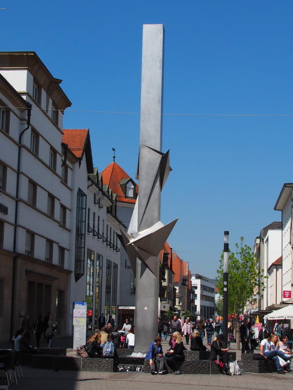 Die Singener Sparkasse hat der Stadt diese Stele von Erich Hauser geschenkt. Sie steht zentral auf einer Kreuzung und wird im Sommer von ...