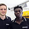 Buba Jaiteh (rechts) und Arbeitskollege Manuel Martin (links) an ihrem Arbeitsplatz in der Firma Wieländer + Schill in Tuningen. Bild: ...