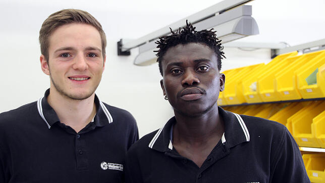 Buba Jaiteh (rechts) und Arbeitskollege Manuel Martin (links) an ihrem Arbeitsplatz in der Firma Wieländer + Schill in Tuningen. Bild: ...